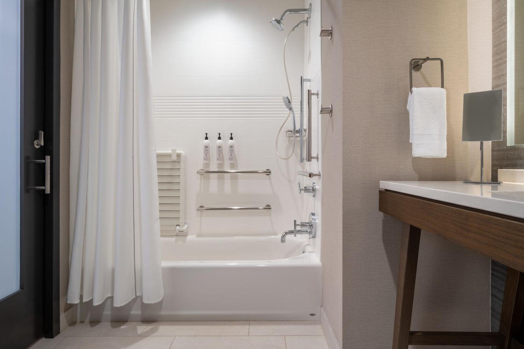 Delta Hotels By Marriott Wichita Falls Convention Center Buitenkant foto
